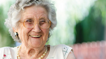 dame agée souriante